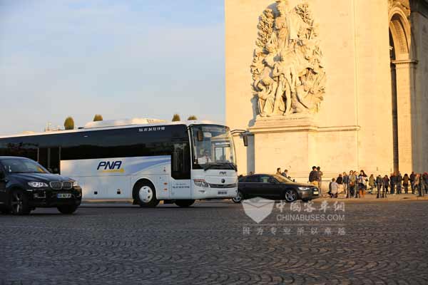 駛過法國凱旋門的宇通客車