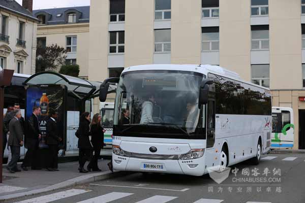 凡爾賽街頭的宇通客車