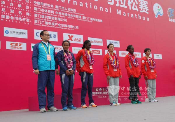 金龍客車副總經(jīng)理徐向東為女子選手頒獎(jiǎng)