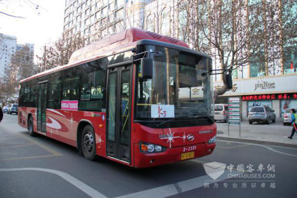 在威海街頭運(yùn)營的海格新能源客車