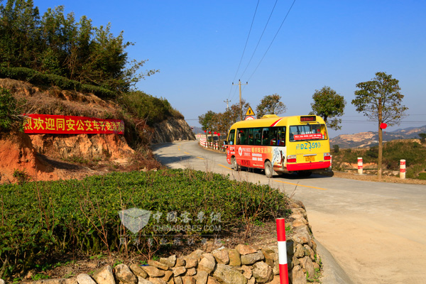 金旅考斯特公交車駛?cè)胪沧钸h(yuǎn)行政村