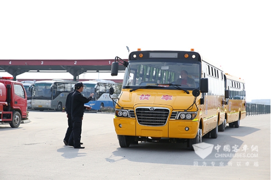 即將駛向泰安的海格校車車隊