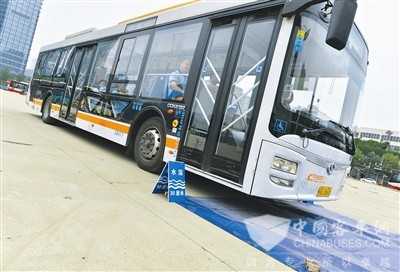  成都公交防汛演練 車輛涉水低速慢行不能換擋加速