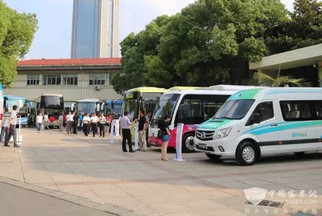 與會(huì)嘉賓參觀福田歐輝樣車