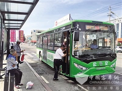  內(nèi)蒙古：新能源公交車亮相巴彥浩特街頭