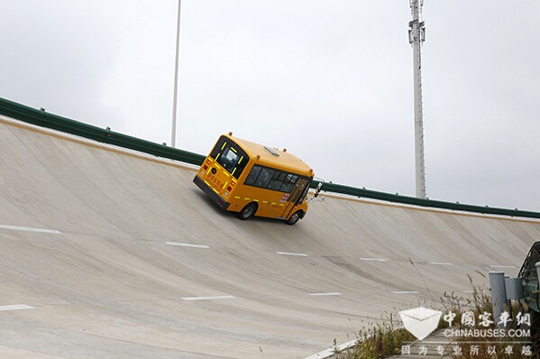 宇通校車平穩(wěn)駛過平穩(wěn)駛過45°傾斜的路面