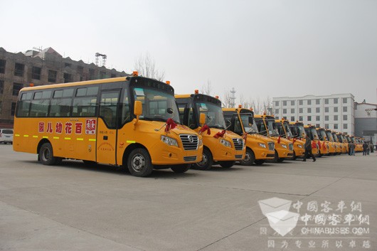 廈門金旅校車馳上青藏高原