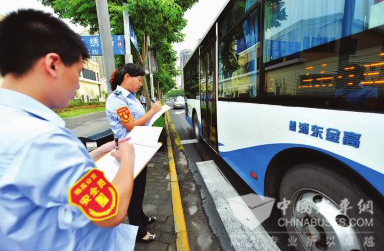 上海浦東公交行車安全檢查:公交車不走公交車道將受罰