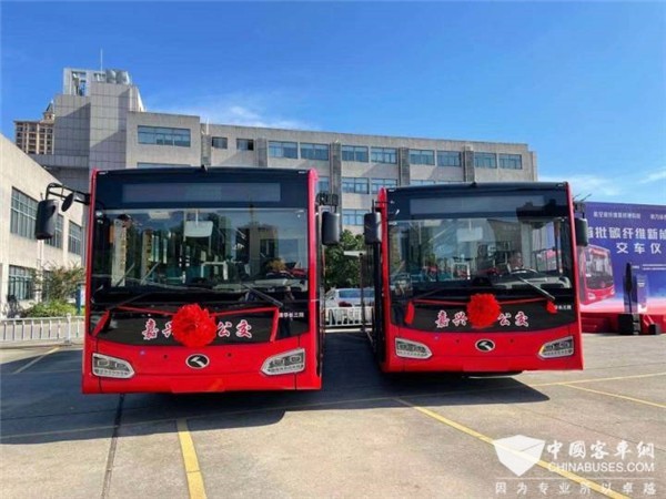 整車減重30% 能耗降低15% 首批金龍?zhí)祭w維地鐵巴士落戶嘉興