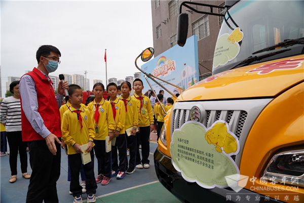 安全相伴每一天 金旅客車“安全知識(shí)進(jìn)校園”