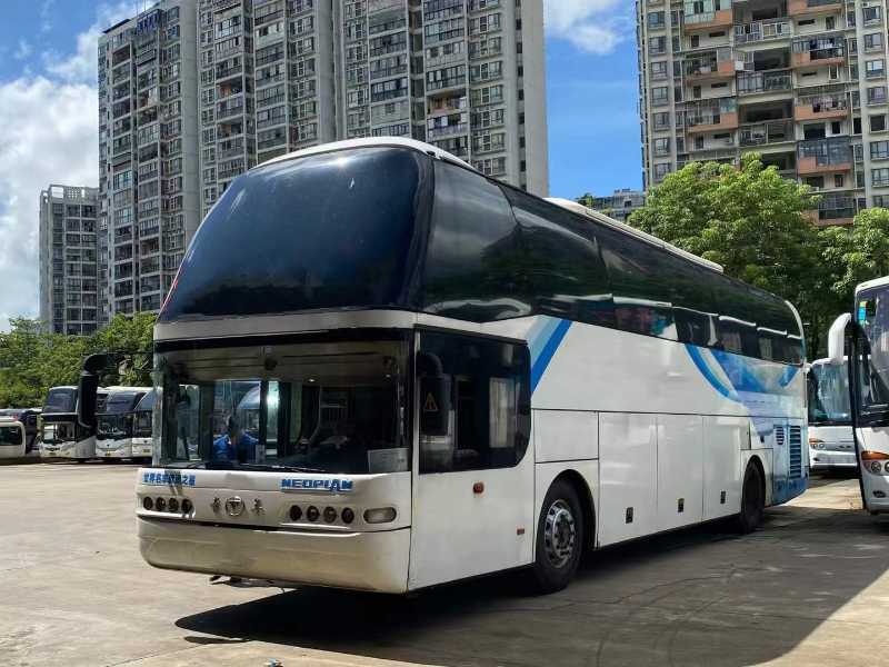 2014年1月 55座國四一層半粵牌送一年交強(qiáng)險青年客車