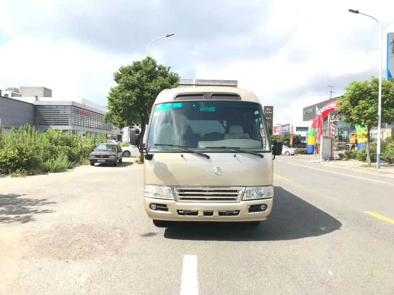 19座金旅考斯特汽油客車