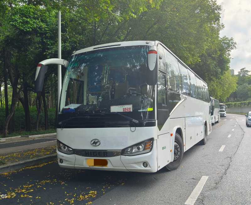 2018年9月 深圳牌國(guó)五48座金龍6111氣囊中門旅游車