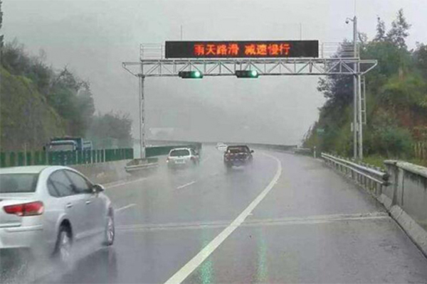 降雨頻繁 公交駕駛員務(wù)必知曉這些雨天行車安全常識(shí)！