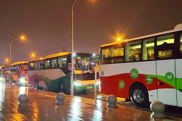 暴雨難滅熱血 國家電投氫能大巴馳援北京大興機(jī)場