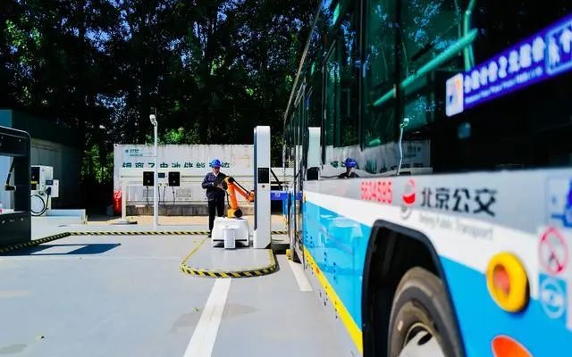 首次實現(xiàn)充綠電！北京超8000輛電動公交車“零碳”升級