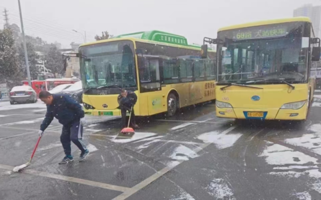 凌晨冒雪“探路” 貴陽(yáng)公交抗凝保暢護(hù)航群眾出行