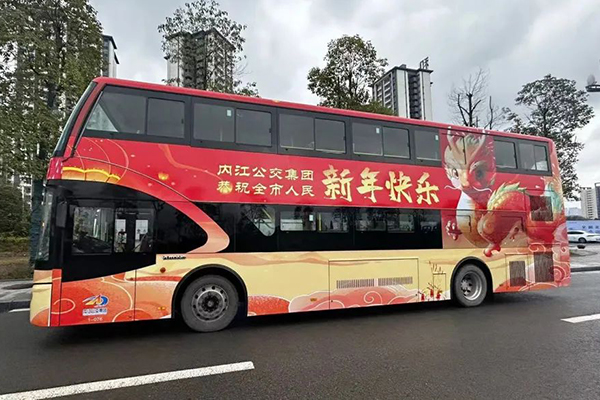 城市里流動(dòng)的年味 內(nèi)江龍年新春賀歲主題公交車正式投運(yùn)