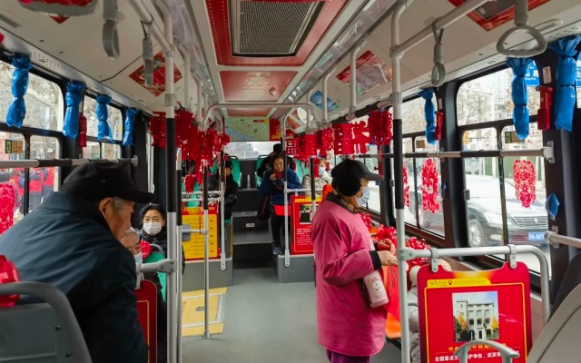 讓車內(nèi)紅紅火火 武漢公交志愿者邀乘客一起“鬧新春”