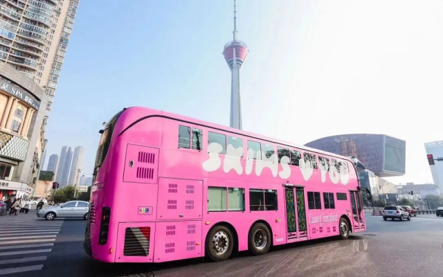 不愧是大城市 成都街頭驚現(xiàn)“芭比粉”雙層公交