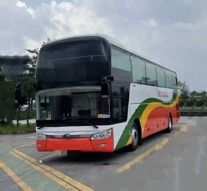 國五東北配42座半臥帶腿托宇通6126氣囊車