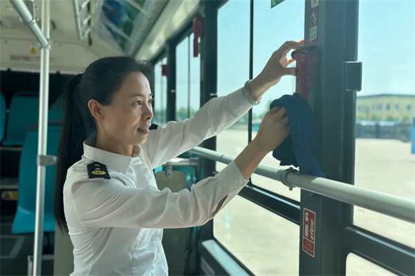 520公交駕駛員關(guān)愛日 聆聽濟(jì)寧公交李芳芳的故事