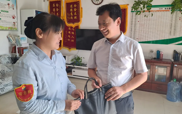 著急下車把包“丟” 鄭州公交B3路駕駛員遆亞蓓暖心歸還獲贊揚
