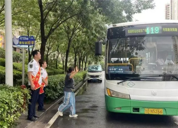 青島34路公交車實行“招手?！狈?wù)新模式