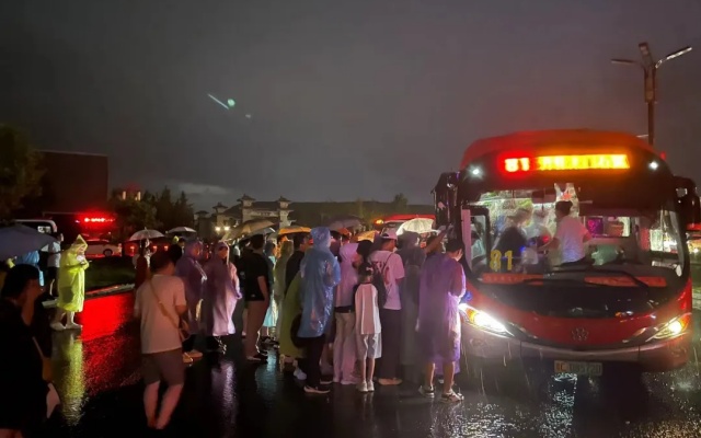 聞“汛”而動 “雨”戰(zhàn)越勇 洛陽公交人勇戰(zhàn)暴雨心系乘客安全