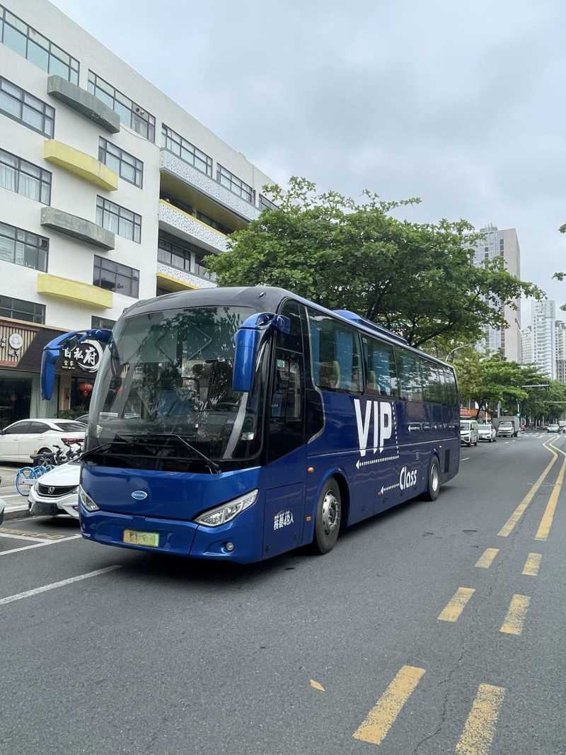 2019年1月上牌多臺(tái)續(xù)航300公里48座氣囊中門(mén)開(kāi)沃6117旅游電車(chē)