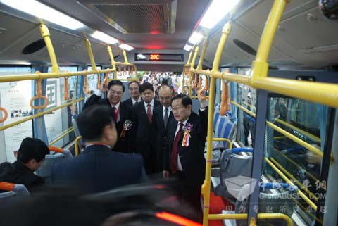 科技部部長萬鋼在混合動力公交上