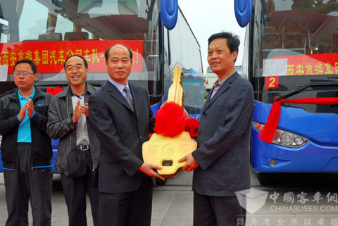 金旅銷售公司李鵬總經(jīng)理將金鑰匙交到西安旅汽費長安總經(jīng)理手里