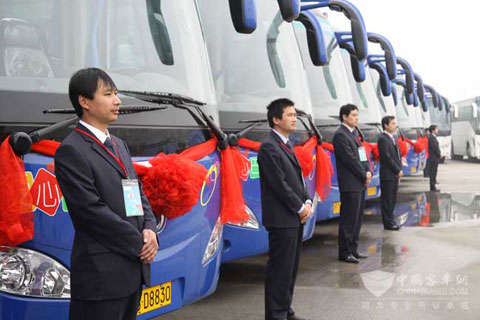 上?！皭坌陌褪俊狈?wù)世博車隊(duì)發(fā)車儀式現(xiàn)場