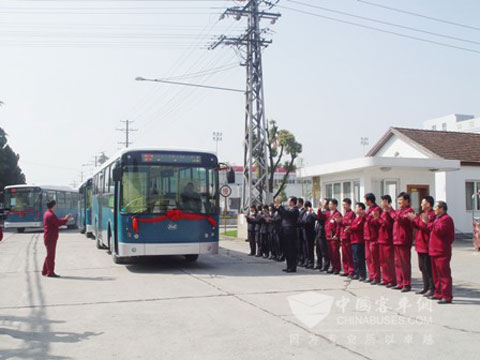 安凱客車(chē)遠(yuǎn)嫁阿布扎比，公司員工列隊(duì)歡送