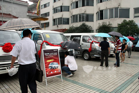 金龍金威成都上市　熱情客戶雨中賞車(chē)