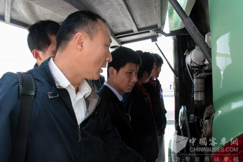 大金龍售后服務(wù)工程師全程跟蹤車(chē)輛運(yùn)行情況