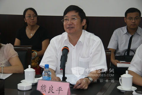 安凱客車副總經(jīng)理熊良平主持會議