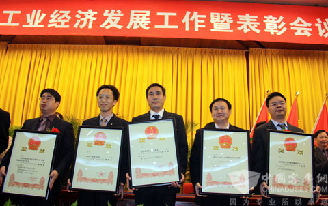 大金龍技術(shù)部工程師(中)代表公司接受 “廈門科技進(jìn)步二等獎(jiǎng)”榮譽(yù)