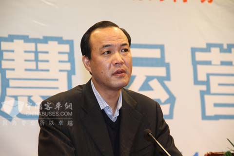 輸（集團(tuán)）有限公司董事長(zhǎng)簡(jiǎn)書剛在大講堂上發(fā)言