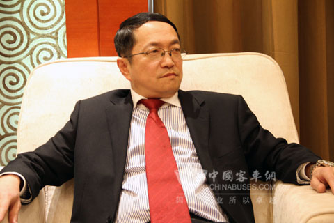 貴州省凱里汽車運(yùn)輸總公司副總經(jīng)理劉踴接受記者采訪