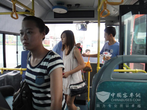 江陰市民登上常隆為江陰專門打造的新型電動客車
