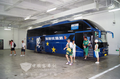 大運(yùn)會(huì)運(yùn)動(dòng)員走下海格客車