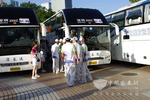 服務(wù)大運(yùn)會(huì)志愿者的海格車隊(duì)