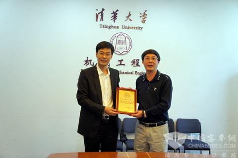 清華大學(xué)機(jī)械工程系黨委書記單際國向大金龍常務(wù)副總經(jīng)理陳志強(qiáng)授予“清華大學(xué)社會實踐基地”獎牌