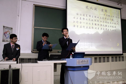 參加決賽的社會實踐團(tuán)隊正在進(jìn)行現(xiàn)場答辯