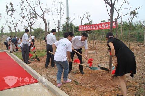 領(lǐng)導(dǎo)嘉賓揮鍬培土親手種植臺(tái)灣欒樹(shù)