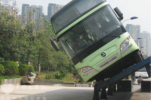 常隆YS6128E4QI型客車在側翻試驗臺上與地面傾斜角達到40°