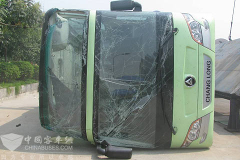 常隆YS6128E4QI型客車側翻落地后凸顯出全承載車身的優(yōu)勢