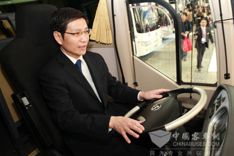 廖力強(qiáng)大使現(xiàn)場體驗(yàn)大金龍展車XMQ6900