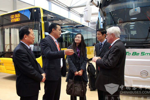 BUSWORLD創(chuàng)始人LUC(右一)和中國(guó)駐比大使廖力強(qiáng)(右二)參觀金旅展臺(tái)